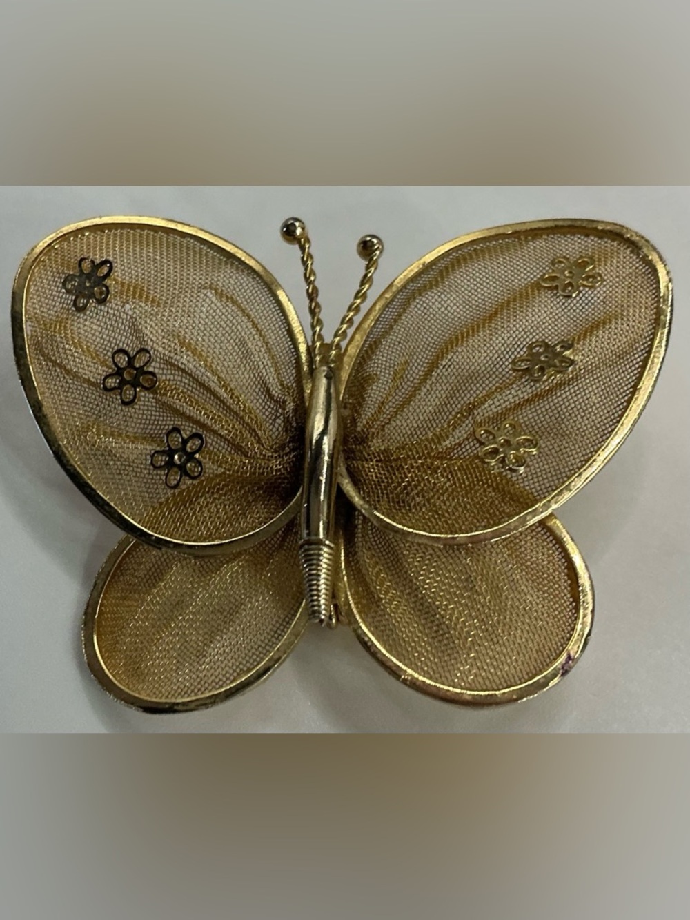 VINTAGE GOLD TONE NET BUTTERFLY FLORAL BROOCH